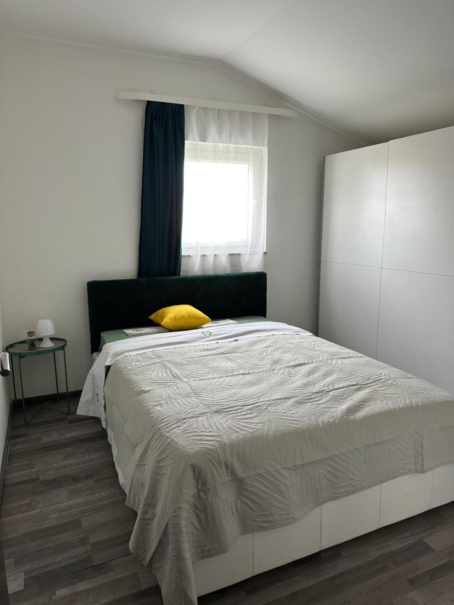 Apartment Lena Funtana Exteriör bild